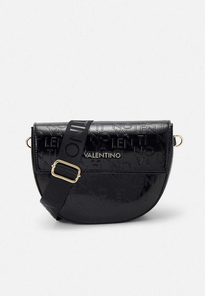 Borsa a tracolla in pelle nera con logo in rilievo, forma curva, accessori dorati e una tracolla nera con un audace motivo a logo.