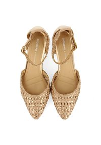 Talons nus tissés avec bouts pointus, bride à la cheville et semelle intérieure lisse. Extérieur texturé avec un motif orné et une légère brillance.