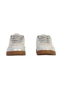Sneaker bianche con una finitura metallica, lacci grigi e suola in gomma marrone chiaro. Tocco liscio con dettagli di cucitura sottili.