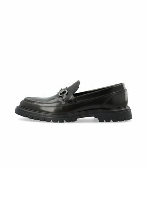 Mocassins en cuir noir avec un bout arrondi, des détails cousus et un accent métallique décoratif. Semelle en caoutchouc épaisse pour une adhérence et une durabilité accrues.