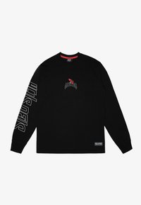 Langærmet sort T-shirt lavet af bomuld, med et centralt logo med røde accenter og hvid tekst langs venstre ærme. Etiket nederst til venstre.