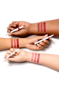 Tre braccia mostrano campioni di colore per labbra: rosso intenso, rosa tenue e rosa chiaro. Le braccia tengono delle matite per labbra con fusti bianchi e punte colorate.