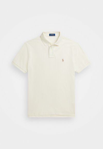 Kortermet polo skjorte i lys kremfarget bomull, med klassisk krage, tre-knapp placket og brodert logo på venstre bryst.