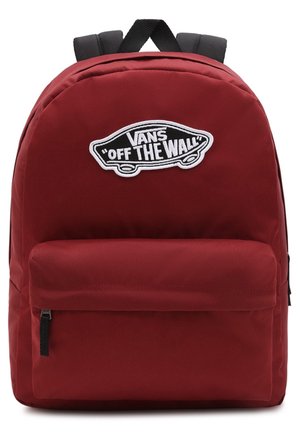 Czerwony plecak Vans z czarnymi paskami i przednią kieszenią, z białą łatką z logo w kształcie deskorolki "Vans Off The Wall".