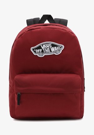 Czerwony plecak Vans z czarnymi paskami i przednią kieszenią, z białą łatką z logo w kształcie deskorolki "Vans Off The Wall".