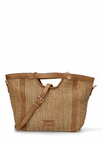 Bolso de paja trenzada en color marrón claro con acentos de cuero sintético, cuenta con dos asas y una correa ajustable, forma rectangular y detalle central del logo.