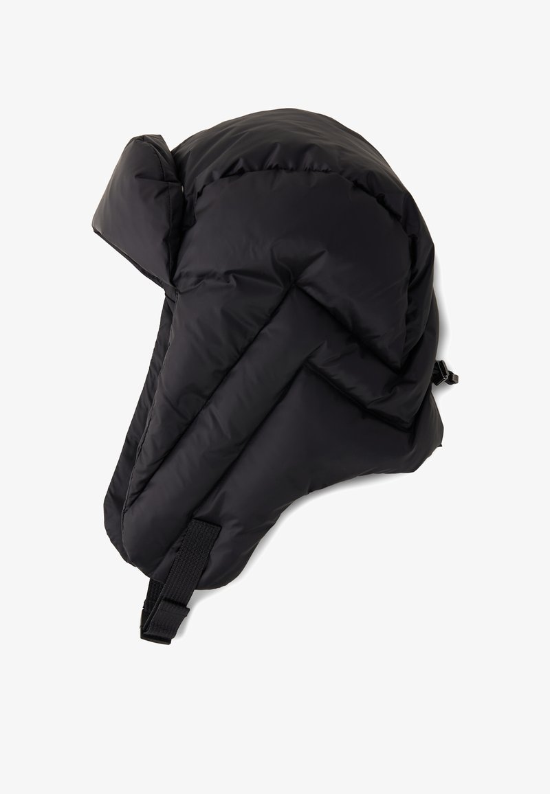 Sort polstret vintertrapperhat med øreflapper og justerbar hagebinding, designet til beskyttelse i koldt vejr.