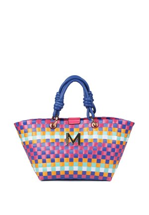 Sac fourre-tout coloré tissé avec des poignées arrondies bleues et un emblème doré en forme de lettre "M" au centre avant.