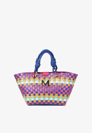 Šarena tkanina torba za nošenje s plavim zaobljenim ručkama i zlatnim slovom "M" na prednjoj sredini.