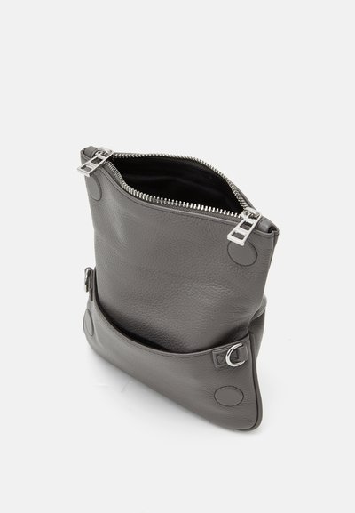 Sac en cuir gris avec une surface texturée, fermeture éclair sur le dessus et une poche avant. Équipé de quincaillerie en argent et d'accents ronds.