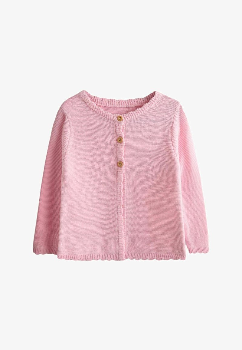 Cárdigan de bebé rosa suave tejido a mano, con mangas largas, bordes ondulados y tres botones marrones en la parte delantera.