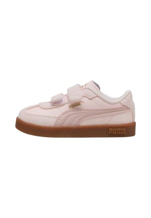 Sneakers sintetici rosa con suola in gomma, dotati di due strap in velcro, cuciture bianche a contrasto e un logo dorato sul lato.