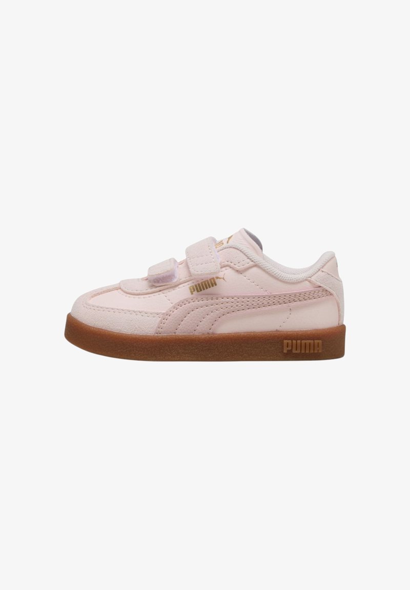 Zapatillas sintéticas rosas con suela de goma, que cuentan con dos correas de velcro, costuras en blanco contrastante y un logo dorado en el lateral.