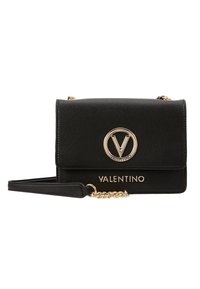 Černá kožená crossbody taška s texturovaným povrchem, zlatým logem a řetízkem na rameno. Obsahuje zacvakávací uzávěr a vzorované jméno značky.