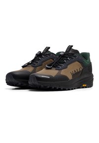 Zwarte en groene buitenschoenen met een gestructureerde bovenkant, voorzien van een camouflagedessin, een verstevigde neus en een Vibram-loopzool voor grip.