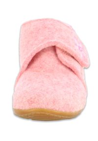 Rosa Filzpantoffel mit einem breiten Klettverschluss und einer weichen Textur. Die Sohle ist aus braunem Gummi mit einem strukturierten Muster für besseren Halt.