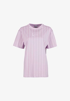 T-shirt a maniche corte lilla in cotone, caratterizzato da strisce verticali bianche e un logo in corsivo sul davanti. Design classico con colletto a girocollo.