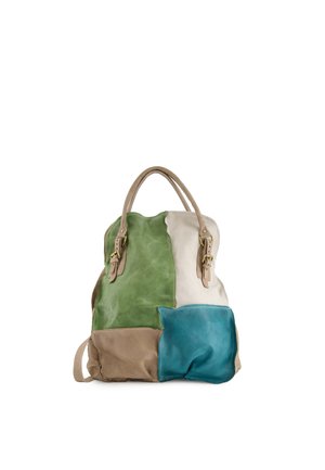 Měkký kožený batoh s patchworkovým designem v zelené, bílé, přírodní a modrozelené barvě, s dvěma přírodními pásem na přezku a dvojitými uchy.