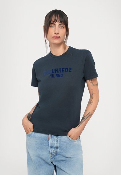 Navy katoenen T-shirt met korte mouwen, ronde halslijn en "DSQUARED2 MILANO" in donkerblauwe tekst op de voorkant gedrukt. Casual fit.
