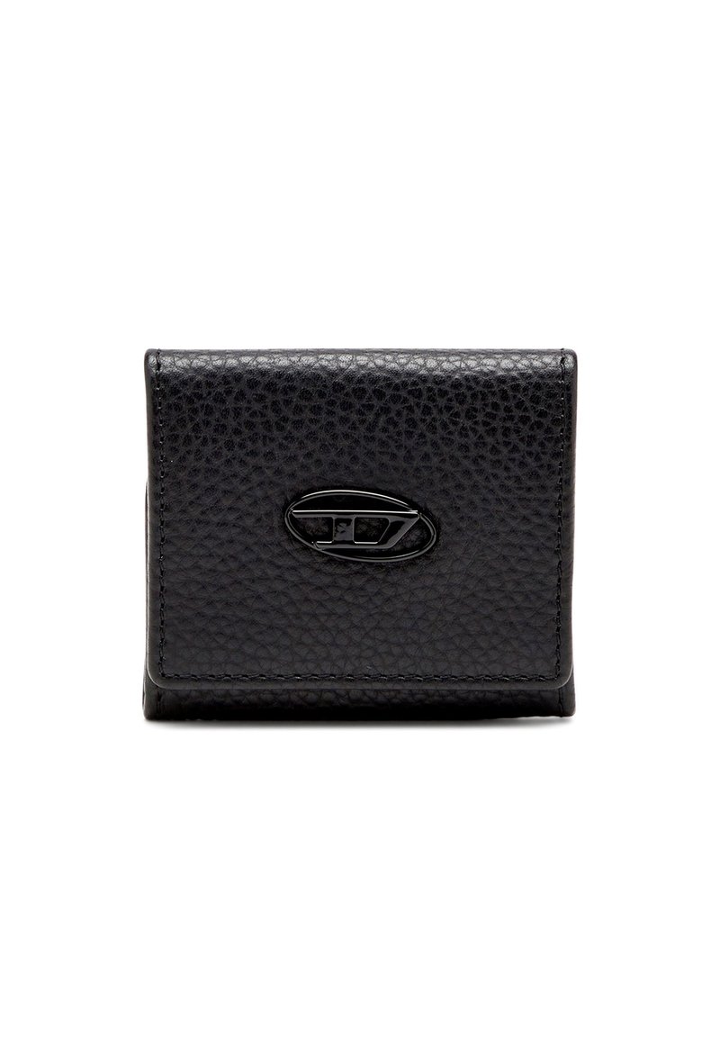 Portefeuille en cuir texturé noir avec un accent logo à l'avant, présentant une forme rectangulaire compacte et des bords cousus.