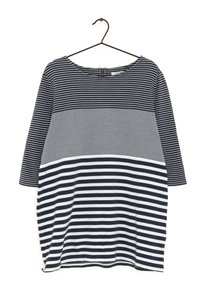 Marinblå och vit randig klänning med trekvartslånga ärmar, rund halsringning och dragkedja bak. Mjuk, lätt tyg med varierande randbredd.