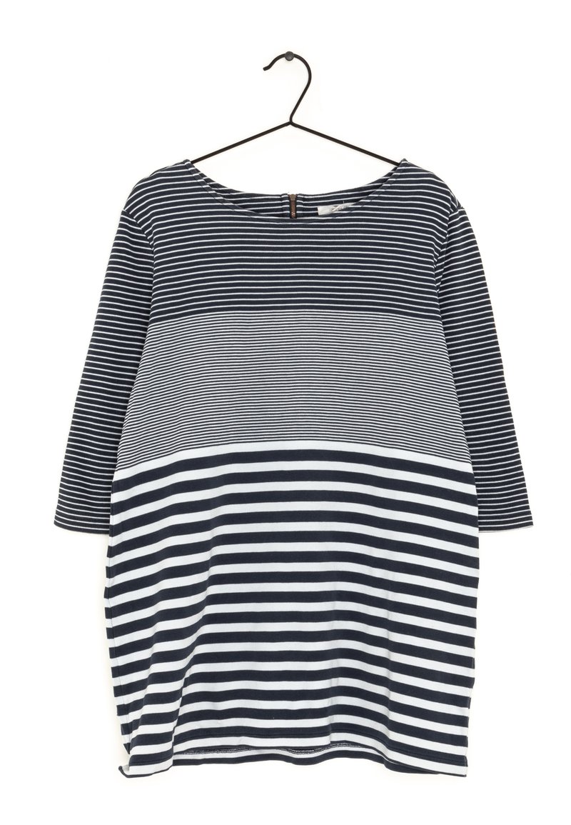 Marinblå och vit randig klänning med trekvartslånga ärmar, rund halsringning och dragkedja bak. Mjuk, lätt tyg med varierande randbredd.