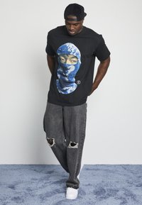 Forgotten Faces UNISEX BLACLAVA HEAVY OVERSIZED - Apdrukāts T-krekls - white