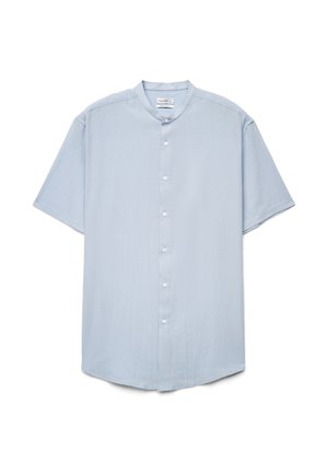 Hellblaues Hemd mit kurzen Ärmeln, Knopfleiste und Stehkragen, sieben weiße Knöpfe vorne und lockere Passform.
