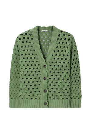 Cardigan vert tricoté avec des trous ajourés, poignets et ourlet côtelés, col en V et quatre boutons foncés sur le devant.