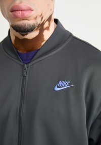 Nike Sportswear CLUB BOMBER - Bluză de trening - anthracite