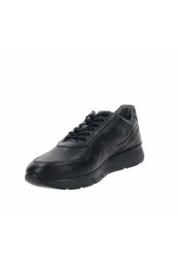 Zwarte leren sneaker met een gladde textuur, ronde neus, gevoerde kraag en vetersluiting. Heeft een dikke rubberen zool en subtiele stiksels.