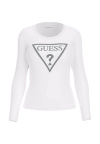 T-shirt bianca a maniche lunghe con un logo triangolare grigio che presenta la scritta "GUESS" e un punto interrogativo, posizionato al centro del petto. Texture liscia.