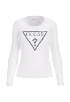 T-shirt bianca a maniche lunghe con un logo triangolare grigio che presenta la scritta "GUESS" e un punto interrogativo, posizionato al centro del petto. Texture liscia.