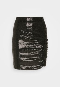 Gonna mini nera con dettagli arricciati e coperta di paillettes nere lucide, mostrata su uno sfondo bianco semplice.