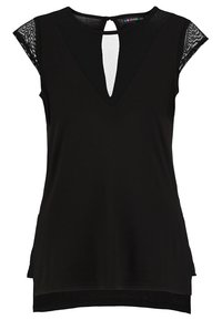 Blusa nera con scollatura a V profonda e maniche corte in pizzo. Presenta una schiena a chiave, tessuto morbido e un orlo leggermente più lungo sul retro.