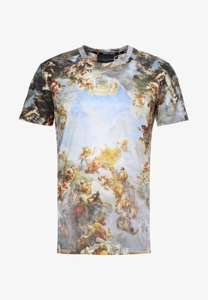 T-Shirt mit einem detaillierten barocken Deckenfresko mit zahlreichen mythologischen Figuren, Wolken und einem hellen Himmelshintergrund.