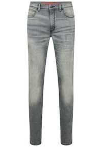 Jeans de mezclilla gris con un corte ajustado, con un acabado desgastado, cuatro bolsillos y un logo rojo en la cinturilla.
