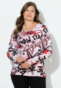 Langarmshirt van roze stof met een gemengde grafische print van tekst en zeesterontwerpen in zwart en rood, met een ronde hals.