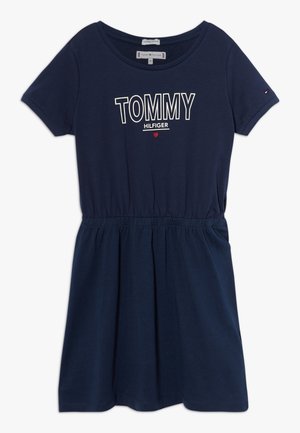 Marineblå kortærmet kjole med elastisk talje, "TOMMY HILFIGER" tekst og lille rødt hjerte på brystet, bomuldsstof.