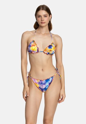 Bikini multicolore con motivo floreale, top triangolare con bordi arricciati e laccetti regolabili sul fondo con dettagli scallop.