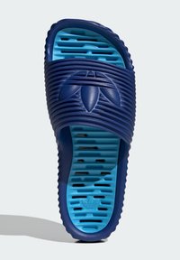 Mörkblå slidesandaler med en strukturerad ovansida, ribbat mönster och en klarblå perforerad sula med en logotyptryck.