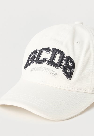 Λευκό καπέλο μπέιζμπολ με μαύρα κεντημένα γράμματα "GCDS" και μικρότερο κείμενο "Milano Italy 1984" στην μπροστινή πλευρά.