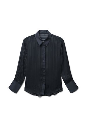 Blusa nera a maniche lunghe con bottoni, colletto a punta, motivo a righe verticali e ampi polsini su sfondo bianco.
