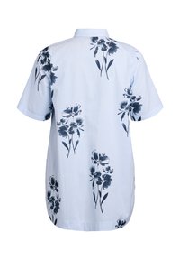 Camisa de botones en azul claro con rayas blancas, con patrones florales en azul oscuro. Manga corta, corte relajado y cuello.