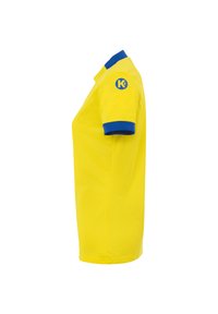 Polo giallo con colletto e polsini blu, dotato di un logo sulla manica sinistra. Realizzato in un tessuto morbido e leggero.
