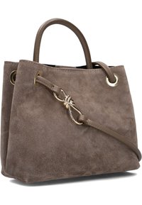 Bruine suède handtas met dubbele bovenhandgrepen, één afneembare schouderriem, metalen oogjes en een decoratief metalen schakelaccent op de riem.