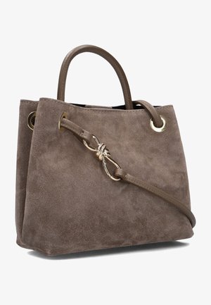 Braune Wildleder-Handtasche mit doppelten Obergriffen, einem abnehmbaren Schultergurt, Metallösen und einem dekorativen Metall-Link-Akzent am Gurt.