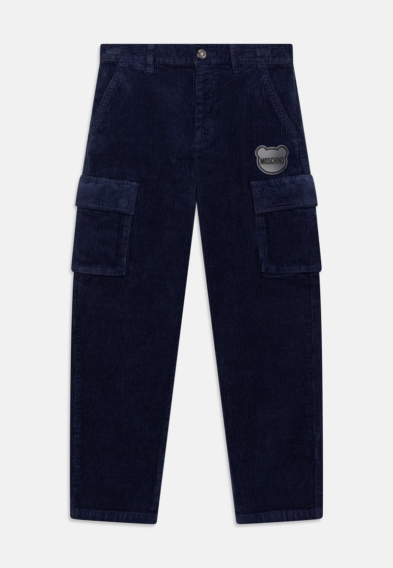 Marineblaue Cord-Hose im Cargo-Stil mit zwei Seitentaschen und einem aufgenähten Patch mit einem Bärenlogo. Texturiert und im geraden Schnitt.