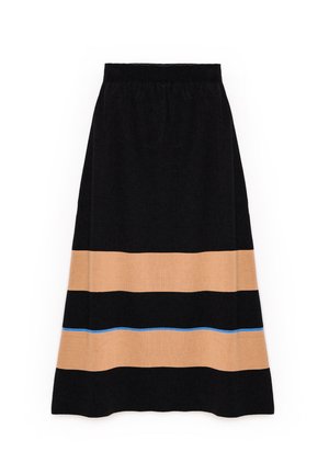 Jupe mi-longue avec un haut noir et des rayures horizontales en beige et des accents fins en bleu, fabriquée dans un tissu lisse et léger.