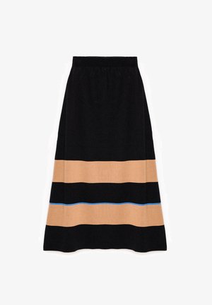 Jupe mi-longue avec un haut noir et des rayures horizontales en beige et des accents fins en bleu, fabriquée dans un tissu lisse et léger.